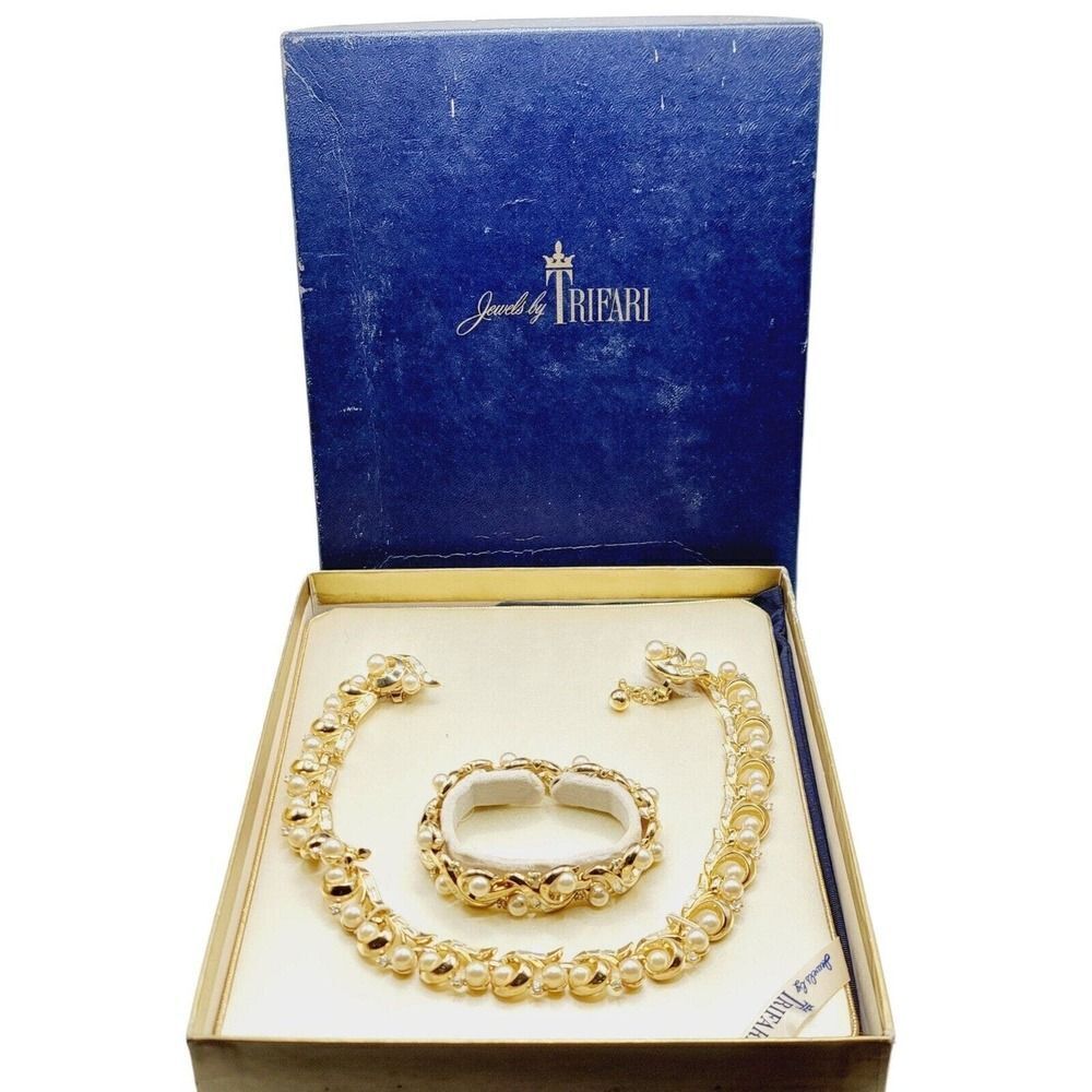 Vtg CROWN TRIFARI Faux Pearl Rhinestone Gold Toned Necklace Bracelet Earring Set